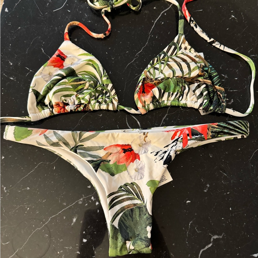 Vitamin A bikini XS bottoms and Small top in good condition